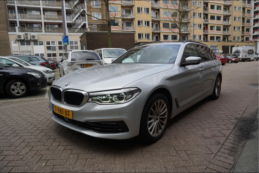BMW 5 Serie Touring 530i High Executive Sport Line | PANO * HUD * Sfeerverlichting * Adaptive + Lane * Wegklapbare trekhaak * Comfortzetels * BMW onderhouden *