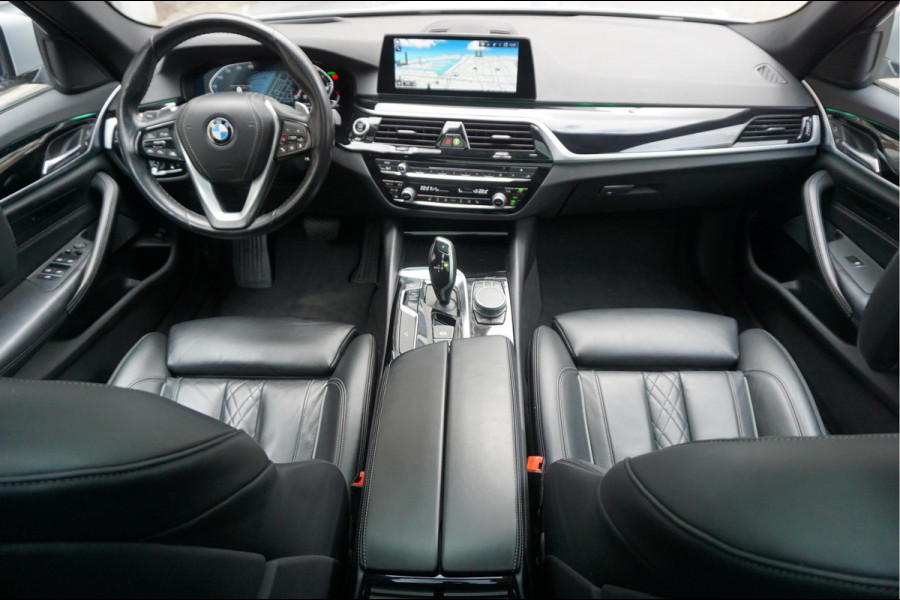 BMW 5 Serie Touring 530i High Executive Sport Line | PANO * HUD * Sfeerverlichting * Adaptive + Lane * Wegklapbare trekhaak * Comfortzetels * BMW onderhouden *