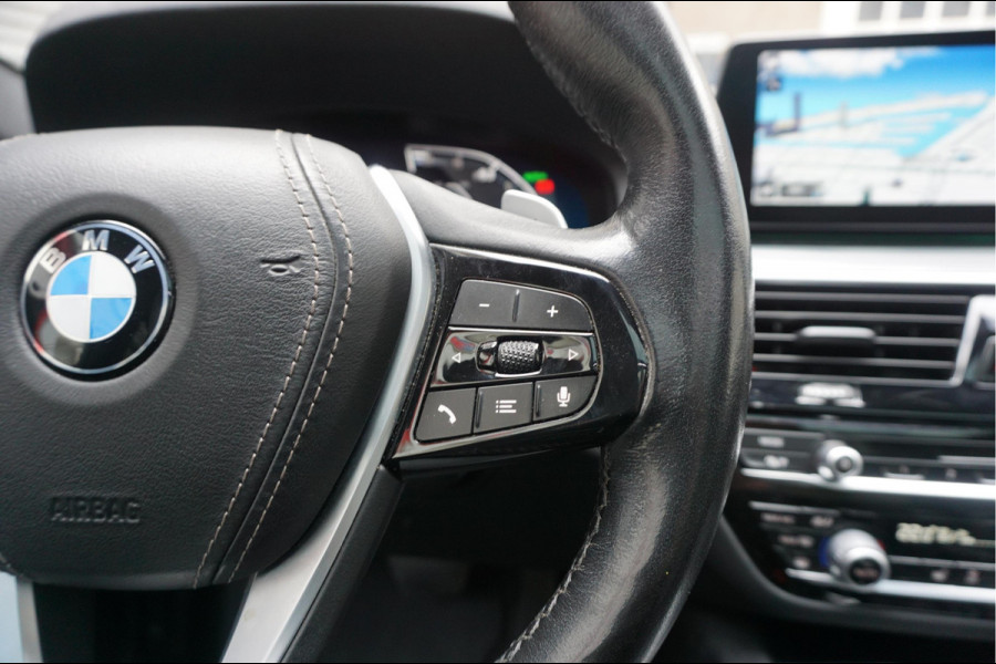 BMW 5 Serie Touring 530i High Executive Sport Line | PANO * HUD * Sfeerverlichting * Adaptive + Lane * Wegklapbare trekhaak * Comfortzetels * BMW onderhouden *