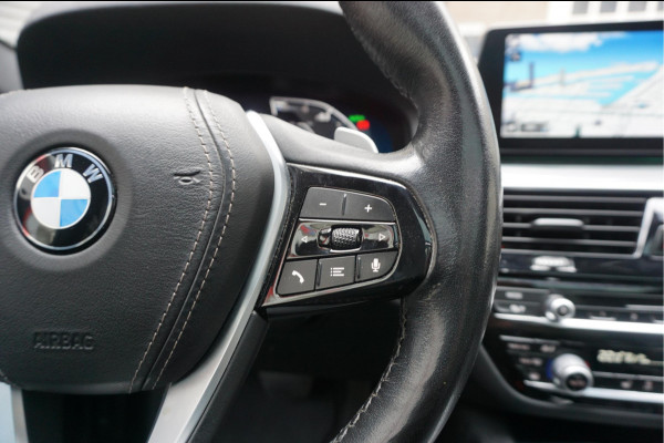 BMW 5 Serie Touring 530i High Executive Sport Line | PANO * HUD * Sfeerverlichting * Adaptive + Lane * Wegklapbare trekhaak * Comfortzetels * BMW onderhouden *