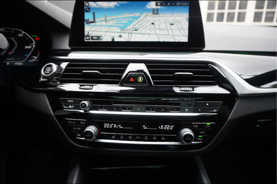 BMW 5 Serie Touring 530i High Executive Sport Line | PANO * HUD * Sfeerverlichting * Adaptive + Lane * Wegklapbare trekhaak * Comfortzetels * BMW onderhouden *