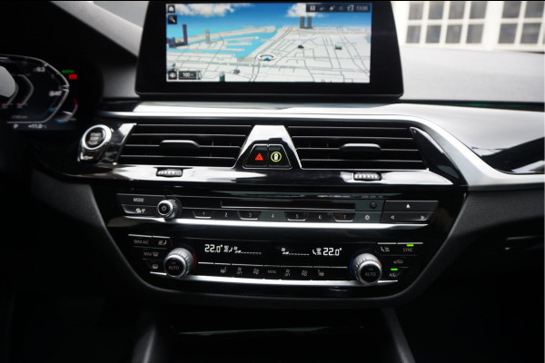 BMW 5 Serie Touring 530i High Executive Sport Line | PANO * HUD * Sfeerverlichting * Adaptive + Lane * Wegklapbare trekhaak * Comfortzetels * BMW onderhouden *