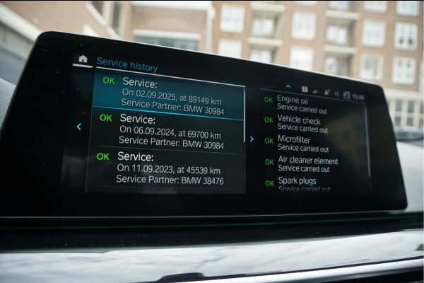 BMW 5 Serie Touring 530i High Executive Sport Line | PANO * HUD * Sfeerverlichting * Adaptive + Lane * Wegklapbare trekhaak * Comfortzetels * BMW onderhouden *