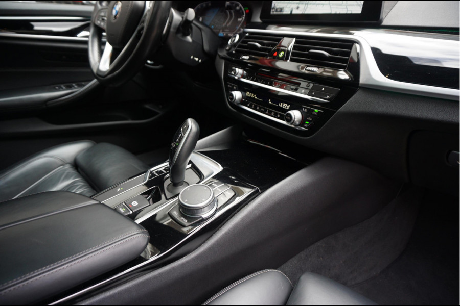 BMW 5 Serie Touring 530i High Executive Sport Line | PANO * HUD * Sfeerverlichting * Adaptive + Lane * Wegklapbare trekhaak * Comfortzetels * BMW onderhouden *