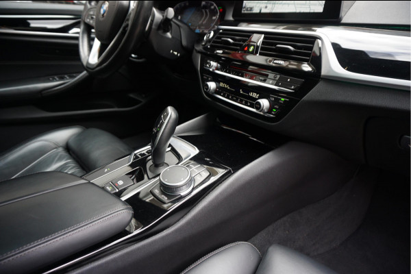 BMW 5 Serie Touring 530i High Executive Sport Line | PANO * HUD * Sfeerverlichting * Adaptive + Lane * Wegklapbare trekhaak * Comfortzetels * BMW onderhouden *