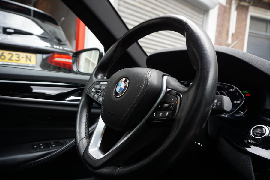 BMW 5 Serie Touring 530i High Executive Sport Line | PANO * HUD * Sfeerverlichting * Adaptive + Lane * Wegklapbare trekhaak * Comfortzetels * BMW onderhouden *
