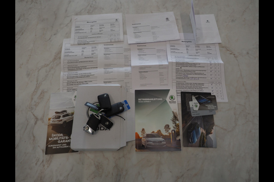 Škoda Superb Combi 1.4 TSI iV Laurin & Klement | Leder | Canton | Trekhaak | Camera | Keyless | Adaptive Cruise | Memory | Carplay