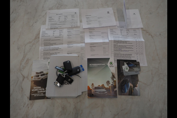 Škoda Superb Combi 1.4 TSI iV Laurin & Klement | Leder | Canton | Trekhaak | Camera | Keyless | Adaptive Cruise | Memory | Carplay