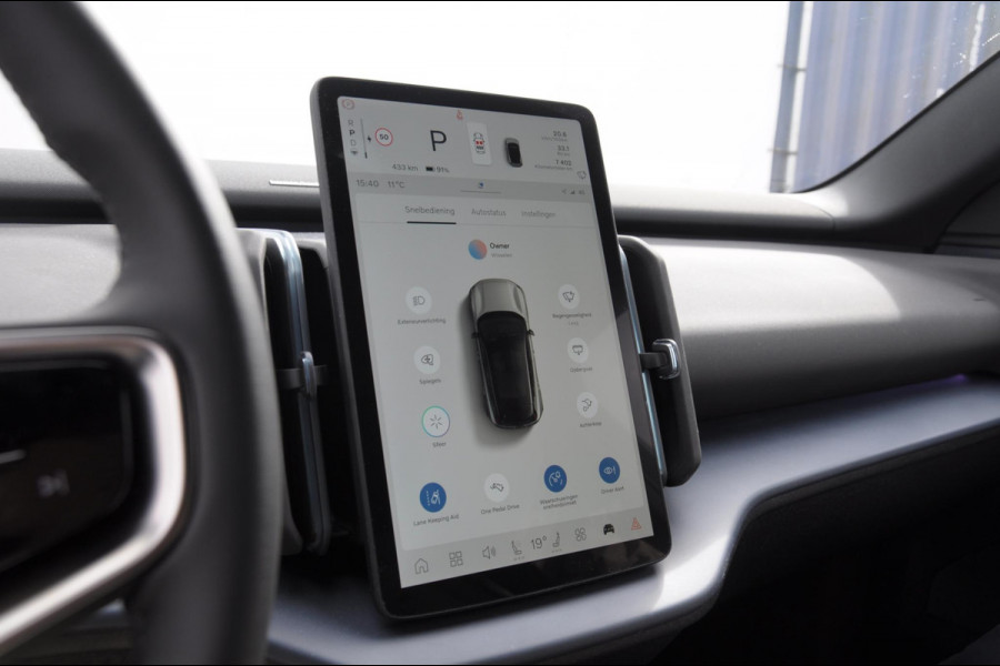 Volvo EX30 272PK Ext. Range Plus / Adaptieve Cruise Control/ Dodehoek Detectie / Parkeersensoren/ Achteruitrijcamera/ Warmtepomp/ Google Services/