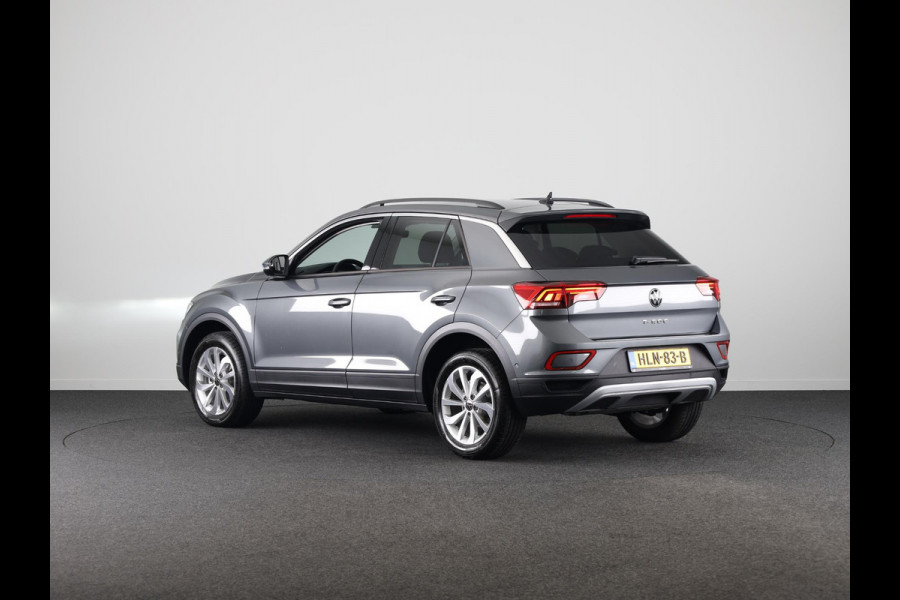 Volkswagen T-Roc Life Edition 1.5 110 kW / 150 pk TSI SUV 7 versn. | Verlengde garantie | Private lease vanaf € 699,- pm | Navigatie via App | Parkeersensoren (Park assist) | Achteruitrijcamera | Adaptieve cruise control |