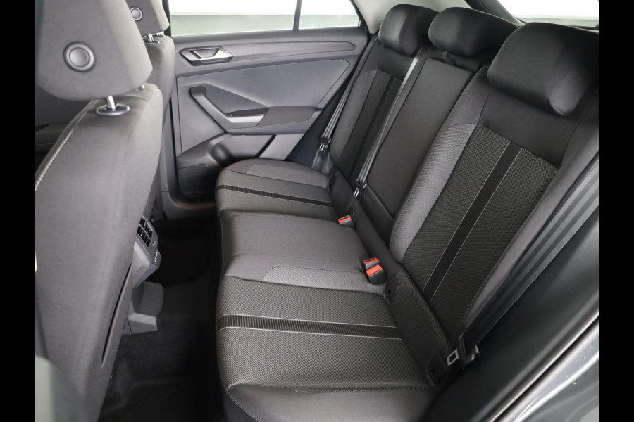 Volkswagen T-Roc Life Edition 1.5 110 kW / 150 pk TSI SUV 7 versn. | Verlengde garantie | Private lease vanaf € 699,- pm | Navigatie via App | Parkeersensoren (Park assist) | Achteruitrijcamera | Adaptieve cruise control |