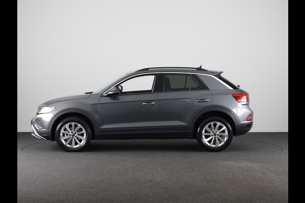 Volkswagen T-Roc Life Edition 1.5 110 kW / 150 pk TSI SUV 7 versn. | Verlengde garantie | Private lease vanaf € 699,- pm | Navigatie via App | Parkeersensoren (Park assist) | Achteruitrijcamera | Adaptieve cruise control |