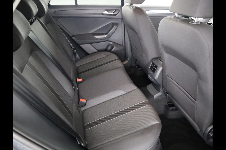 Volkswagen T-Roc Life Edition 1.5 110 kW / 150 pk TSI SUV 7 versn. | Verlengde garantie | Private lease vanaf € 699,- pm | Navigatie via App | Parkeersensoren (Park assist) | Achteruitrijcamera | Adaptieve cruise control |