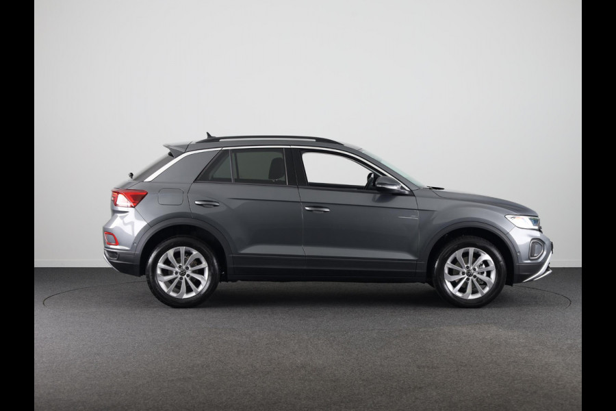 Volkswagen T-Roc Life Edition 1.5 110 kW / 150 pk TSI SUV 7 versn. | Verlengde garantie | Private lease vanaf € 699,- pm | Navigatie via App | Parkeersensoren (Park assist) | Achteruitrijcamera | Adaptieve cruise control |