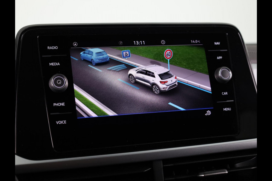 Volkswagen T-Roc Life Edition 1.5 110 kW / 150 pk TSI SUV 7 versn. | Verlengde garantie | Private lease vanaf € 699,- pm | Navigatie via App | Parkeersensoren (Park assist) | Achteruitrijcamera | Adaptieve cruise control |