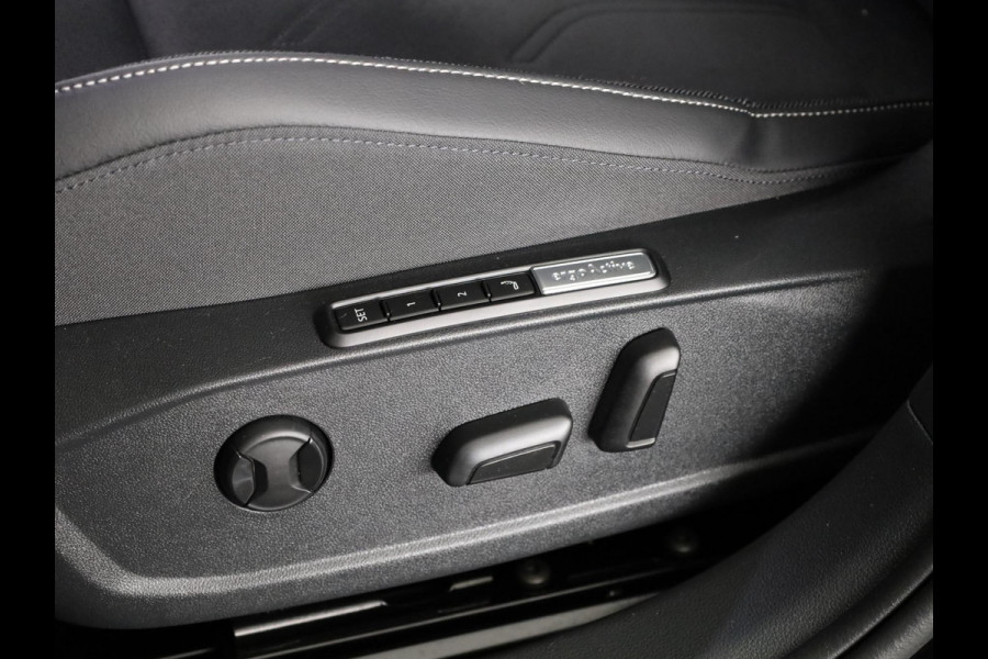 Volkswagen Golf 1.5 eHybrid Style Edition 204PK | Panoramadak | Wegklapbare trekhaak | Sportonderstel | Led matrix | Stoelverwarming | 18 Inch