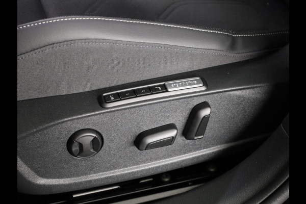 Volkswagen Golf 1.5 eHybrid Style Edition 204PK | Panoramadak | Wegklapbare trekhaak | Sportonderstel | Led matrix | Stoelverwarming | 18 Inch