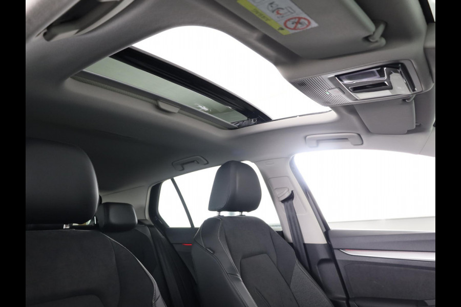 Volkswagen Golf 1.5 eHybrid Style Edition 204PK | Panoramadak | Wegklapbare trekhaak | Sportonderstel | Led matrix | Stoelverwarming | 18 Inch