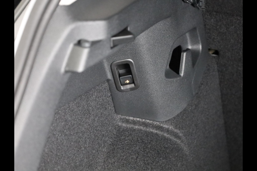 Volkswagen Golf 1.5 eHybrid Style Edition 204PK | Panoramadak | Wegklapbare trekhaak | Sportonderstel | Led matrix | Stoelverwarming | 18 Inch