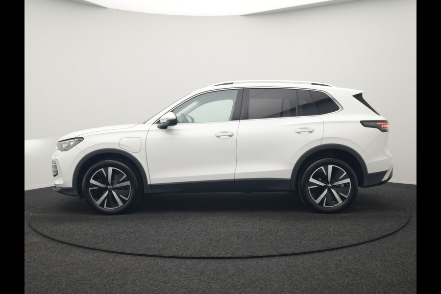Volkswagen Tiguan 1.5 eHybrid Elegance PHEV 272pk Dealer O.H. | Trekhaak Af Fabriek | Adaptive Cruise | 360 Camera | Alcantara Sportstoelen Massage & Verwarmd | IQ Light | Stuur Verwarmd | Sfeerverlichting | Keyless | Blis | Virtual | Plug In Hybrid |