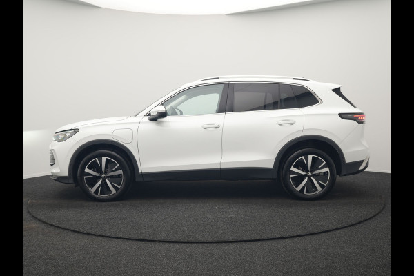 Volkswagen Tiguan 1.5 eHybrid Elegance PHEV 272pk Dealer O.H. | Trekhaak Af Fabriek | Adaptive Cruise | 360 Camera | Alcantara Sportstoelen Massage & Verwarmd | IQ Light | Stuur Verwarmd | Sfeerverlichting | Keyless | Blis | Virtual | Plug In Hybrid |