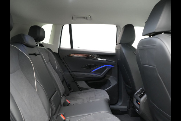 Volkswagen Tiguan 1.5 eHybrid Elegance PHEV 272pk Dealer O.H. | Trekhaak Af Fabriek | Adaptive Cruise | 360 Camera | Alcantara Sportstoelen Massage & Verwarmd | IQ Light | Stuur Verwarmd | Sfeerverlichting | Keyless | Blis | Virtual | Plug In Hybrid |
