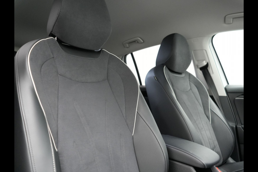 Volkswagen Tiguan 1.5 eHybrid Elegance PHEV 272pk Dealer O.H. | Trekhaak Af Fabriek | Adaptive Cruise | 360 Camera | Alcantara Sportstoelen Massage & Verwarmd | IQ Light | Stuur Verwarmd | Sfeerverlichting | Keyless | Blis | Virtual | Plug In Hybrid |