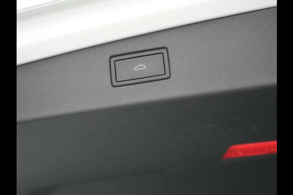 Volkswagen Tiguan 1.5 eHybrid Elegance PHEV 272pk Dealer O.H. | Trekhaak Af Fabriek | Adaptive Cruise | 360 Camera | Alcantara Sportstoelen Massage & Verwarmd | IQ Light | Stuur Verwarmd | Sfeerverlichting | Keyless | Blis | Virtual | Plug In Hybrid |