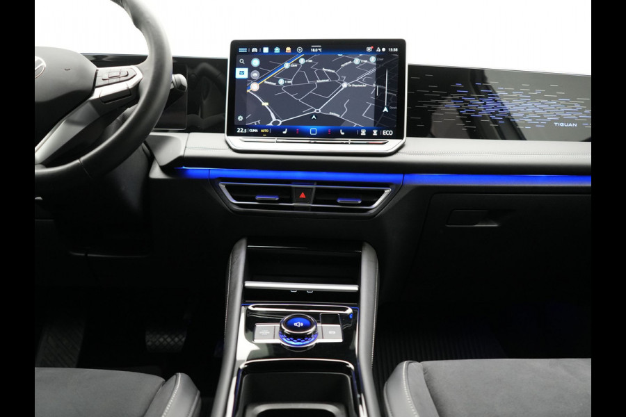 Volkswagen Tiguan 1.5 eHybrid Elegance PHEV 272pk Dealer O.H. | Trekhaak Af Fabriek | Adaptive Cruise | 360 Camera | Alcantara Sportstoelen Massage & Verwarmd | IQ Light | Stuur Verwarmd | Sfeerverlichting | Keyless | Blis | Virtual | Plug In Hybrid |