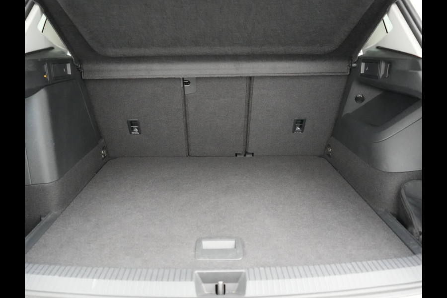 Volkswagen Tiguan 1.5 eHybrid Elegance PHEV 272pk Dealer O.H. | Trekhaak Af Fabriek | Adaptive Cruise | 360 Camera | Alcantara Sportstoelen Massage & Verwarmd | IQ Light | Stuur Verwarmd | Sfeerverlichting | Keyless | Blis | Virtual | Plug In Hybrid |