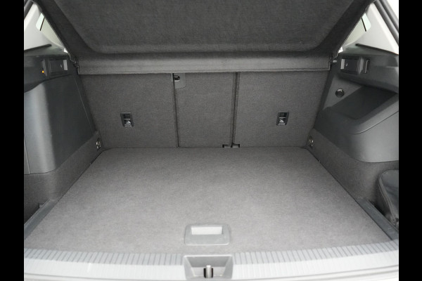 Volkswagen Tiguan 1.5 eHybrid Elegance PHEV 272pk Dealer O.H. | Trekhaak Af Fabriek | Adaptive Cruise | 360 Camera | Alcantara Sportstoelen Massage & Verwarmd | IQ Light | Stuur Verwarmd | Sfeerverlichting | Keyless | Blis | Virtual | Plug In Hybrid |