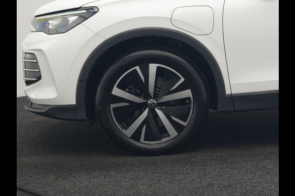 Volkswagen Tiguan 1.5 eHybrid Elegance PHEV 272pk Dealer O.H. | Trekhaak Af Fabriek | Adaptive Cruise | 360 Camera | Alcantara Sportstoelen Massage & Verwarmd | IQ Light | Stuur Verwarmd | Sfeerverlichting | Keyless | Blis | Virtual | Plug In Hybrid |