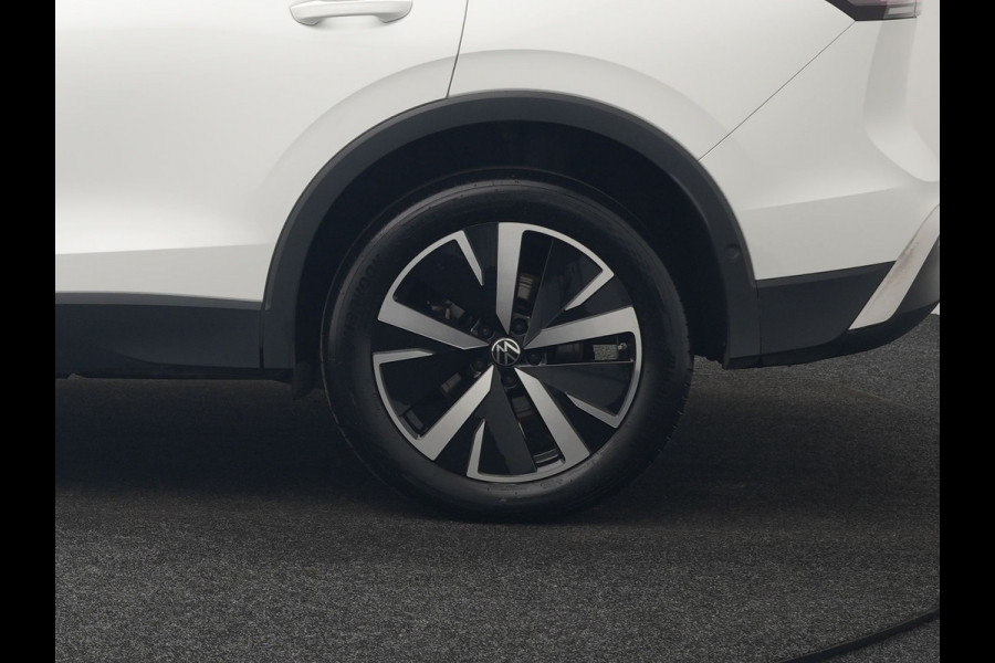 Volkswagen Tiguan 1.5 eHybrid Elegance PHEV 272pk Dealer O.H. | Trekhaak Af Fabriek | Adaptive Cruise | 360 Camera | Alcantara Sportstoelen Massage & Verwarmd | IQ Light | Stuur Verwarmd | Sfeerverlichting | Keyless | Blis | Virtual | Plug In Hybrid |