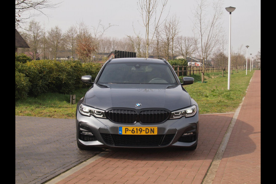 BMW 3 Serie Touring 318i Business Edition | M-pakket | Sfeerverlichting | Automaat | Apple Carplay | NL-Auto |