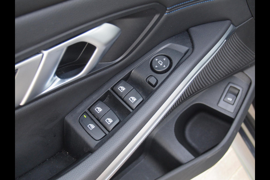 BMW 3 Serie Touring 318i Business Edition | M-pakket | Sfeerverlichting | Automaat | Apple Carplay | NL-Auto |
