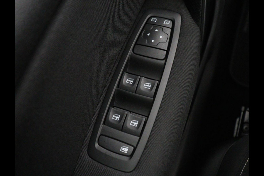 Renault Mégane 1.2 TCe Limited | Trekhaak | Carplay | Navigatie | Keyless | Climate control | DAB | Parkeerhulp | Cruise control | Bluetooth | Getint glas