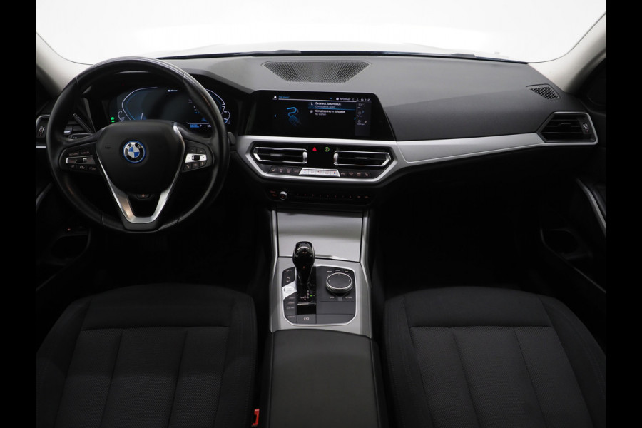 BMW 3 Serie Touring 320e Shadow Line | Trekhaak | Adaptive Cruise | Memory | Stoelverwarming | PDC | Dodehoek | Carplay