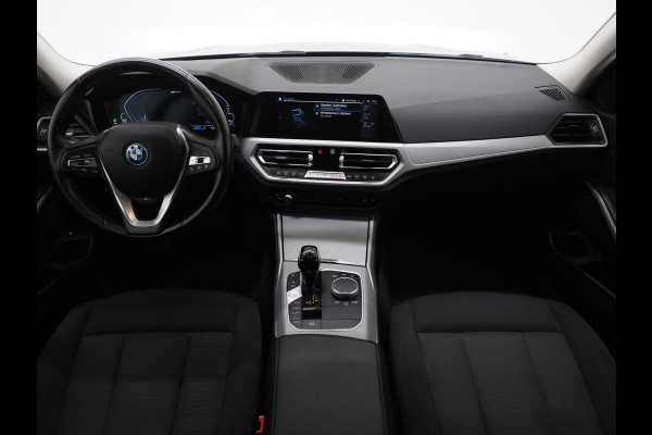 BMW 3 Serie Touring 320e Shadow Line | Trekhaak | Adaptive Cruise | Memory | Stoelverwarming | PDC | Dodehoek | Carplay