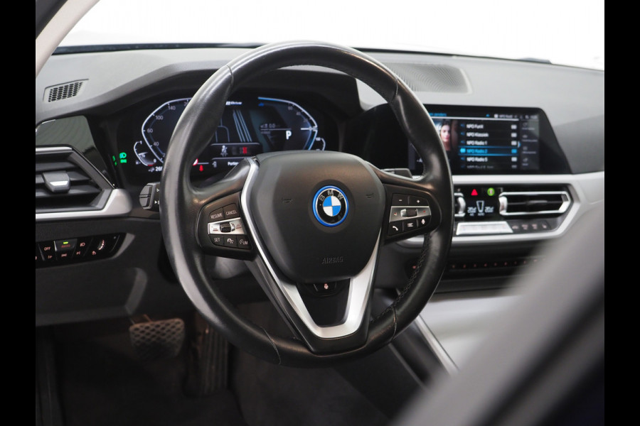 BMW 3 Serie Touring 320e Shadow Line | Trekhaak | Adaptive Cruise | Memory | Stoelverwarming | PDC | Dodehoek | Carplay