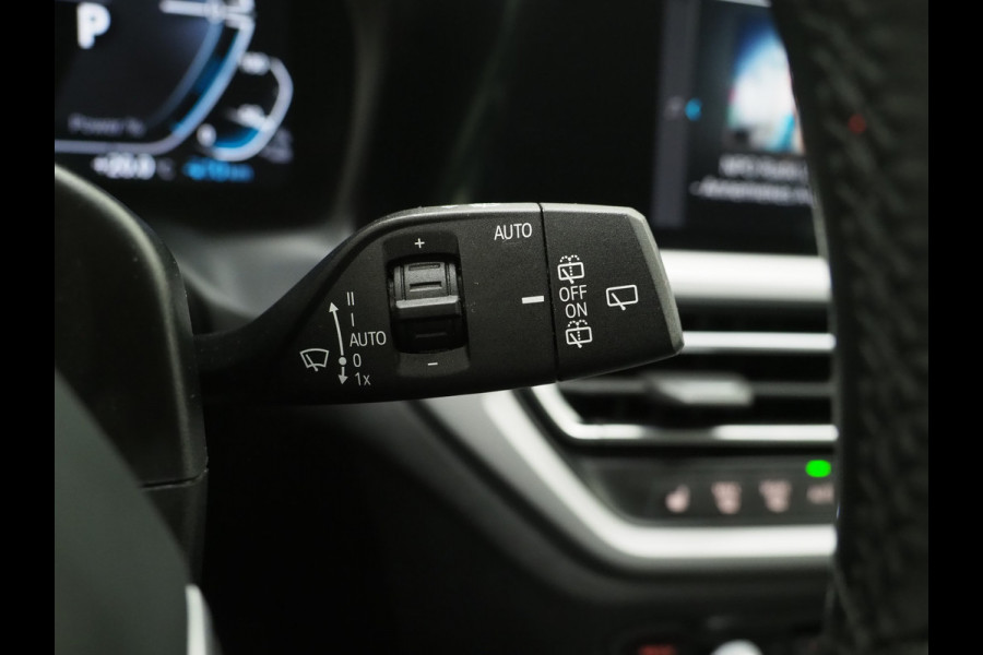 BMW 3 Serie Touring 320e Shadow Line | Trekhaak | Adaptive Cruise | Memory | Stoelverwarming | PDC | Dodehoek | Carplay