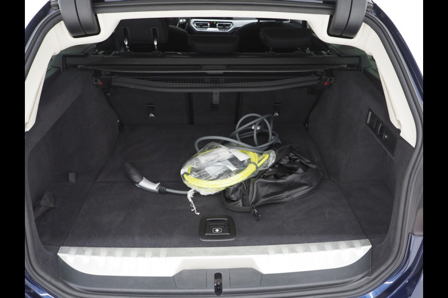 BMW 3 Serie Touring 320e Shadow Line | Trekhaak | Adaptive Cruise | Memory | Stoelverwarming | PDC | Dodehoek | Carplay