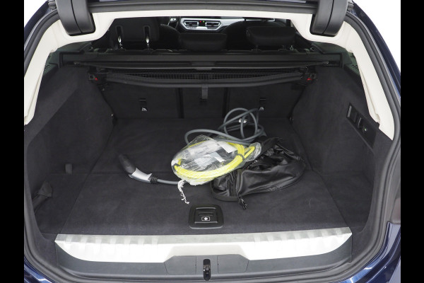 BMW 3 Serie Touring 320e Shadow Line | Trekhaak | Adaptive Cruise | Memory | Stoelverwarming | PDC | Dodehoek | Carplay