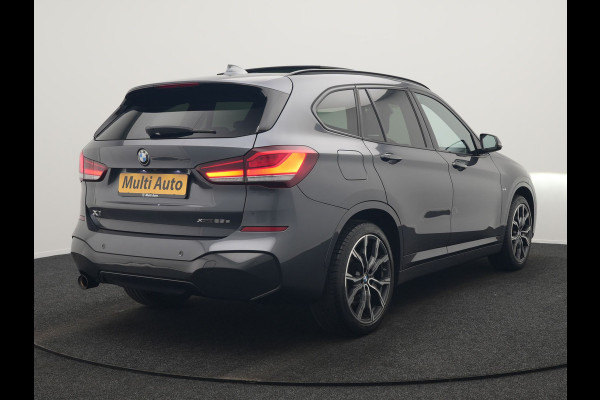 BMW X1 xDrive25e M Sport PHEV 221pk Dealer O.H. | Trekhaak Af Fabriek | Panodak | Adaptive Cruise | Head Up | Camera | Lederen Sportstoelen Memory & Verwarmd | Harman / Kardon | Keyless | Sfeerverlichting | Navigatie | DAB | Plug In Hybrid