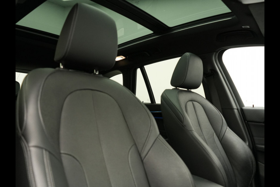 BMW X1 xDrive25e M Sport PHEV 221pk Dealer O.H. | Trekhaak Af Fabriek | Panodak | Adaptive Cruise | Head Up | Camera | Lederen Sportstoelen Memory & Verwarmd | Harman / Kardon | Keyless | Sfeerverlichting | Navigatie | DAB | Plug In Hybrid