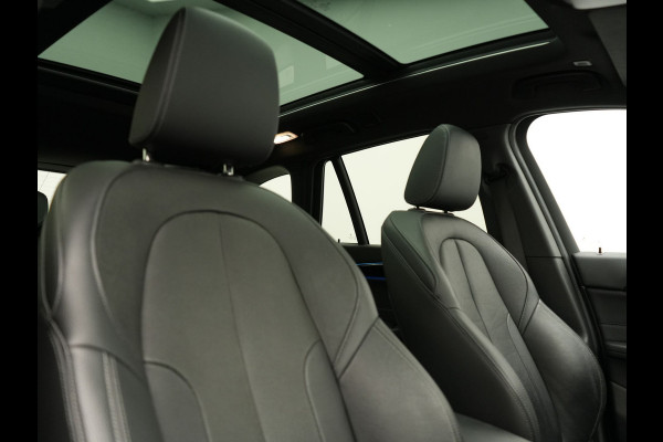 BMW X1 xDrive25e M Sport PHEV 221pk Dealer O.H. | Trekhaak Af Fabriek | Panodak | Adaptive Cruise | Head Up | Camera | Lederen Sportstoelen Memory & Verwarmd | Harman / Kardon | Keyless | Sfeerverlichting | Navigatie | DAB | Plug In Hybrid