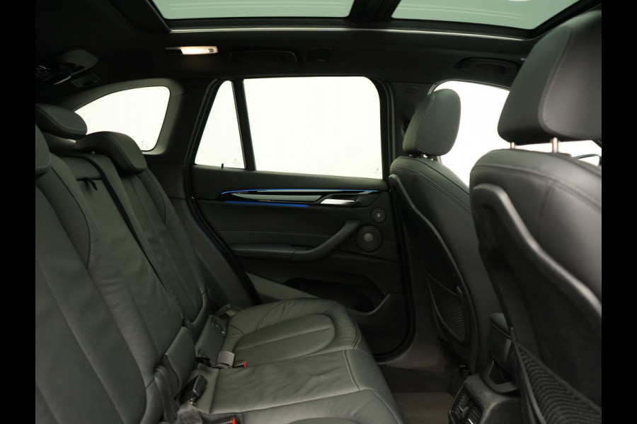 BMW X1 xDrive25e M Sport PHEV 221pk Dealer O.H. | Trekhaak Af Fabriek | Panodak | Adaptive Cruise | Head Up | Camera | Lederen Sportstoelen Memory & Verwarmd | Harman / Kardon | Keyless | Sfeerverlichting | Navigatie | DAB | Plug In Hybrid