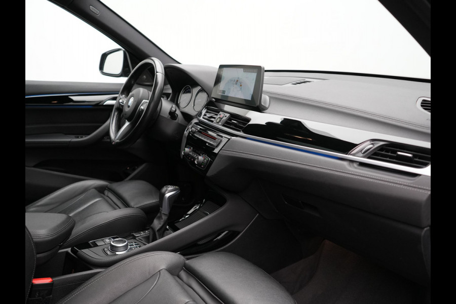 BMW X1 xDrive25e M Sport PHEV 221pk Dealer O.H. | Trekhaak Af Fabriek | Panodak | Adaptive Cruise | Head Up | Camera | Lederen Sportstoelen Memory & Verwarmd | Harman / Kardon | Keyless | Sfeerverlichting | Navigatie | DAB | Plug In Hybrid