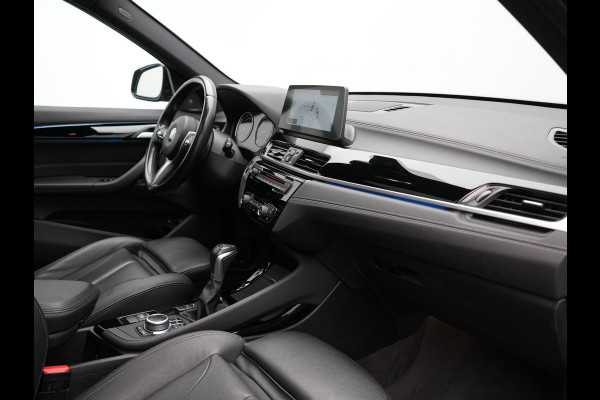 BMW X1 xDrive25e M Sport PHEV 221pk Dealer O.H. | Trekhaak Af Fabriek | Panodak | Adaptive Cruise | Head Up | Camera | Lederen Sportstoelen Memory & Verwarmd | Harman / Kardon | Keyless | Sfeerverlichting | Navigatie | DAB | Plug In Hybrid