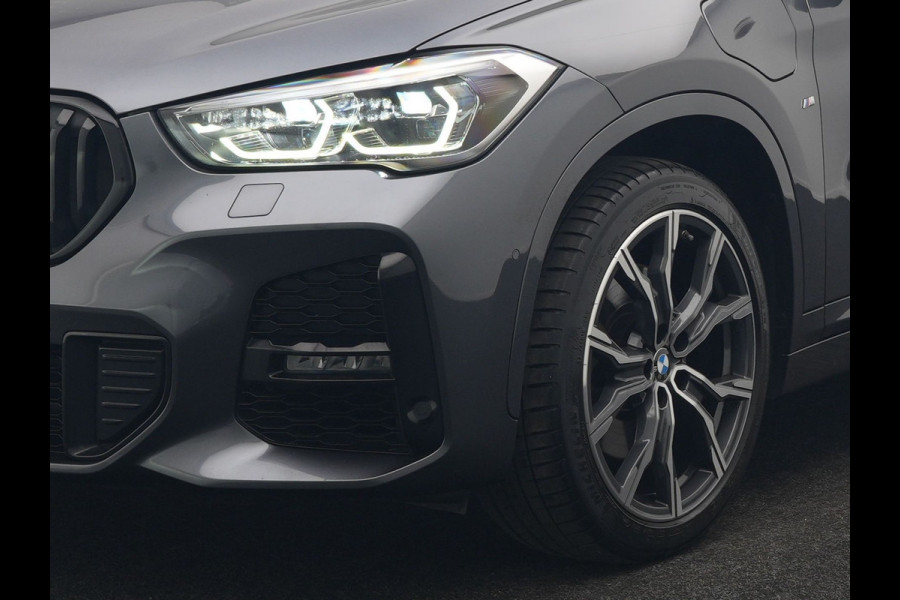 BMW X1 xDrive25e M Sport PHEV 221pk Dealer O.H. | Trekhaak Af Fabriek | Panodak | Adaptive Cruise | Head Up | Camera | Lederen Sportstoelen Memory & Verwarmd | Harman / Kardon | Keyless | Sfeerverlichting | Navigatie | DAB | Plug In Hybrid