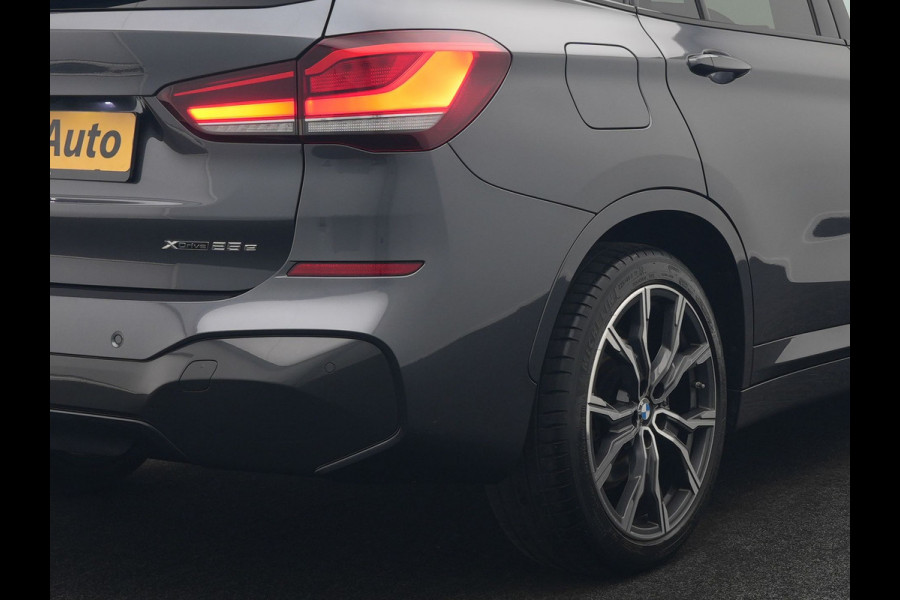 BMW X1 xDrive25e M Sport PHEV 221pk Dealer O.H. | Trekhaak Af Fabriek | Panodak | Adaptive Cruise | Head Up | Camera | Lederen Sportstoelen Memory & Verwarmd | Harman / Kardon | Keyless | Sfeerverlichting | Navigatie | DAB | Plug In Hybrid